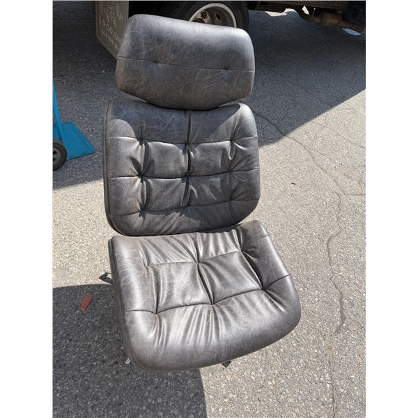 Swivel chair itemhff25152.chair