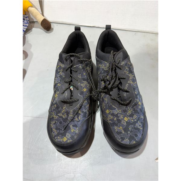 Shoes size 13
