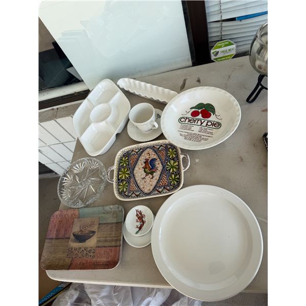 Assorted kitchen items