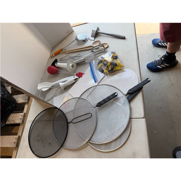 Assorted kitchen items