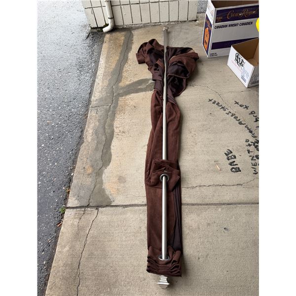 Curtain and curtain rod