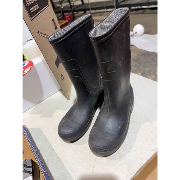 Gum, boots size 5