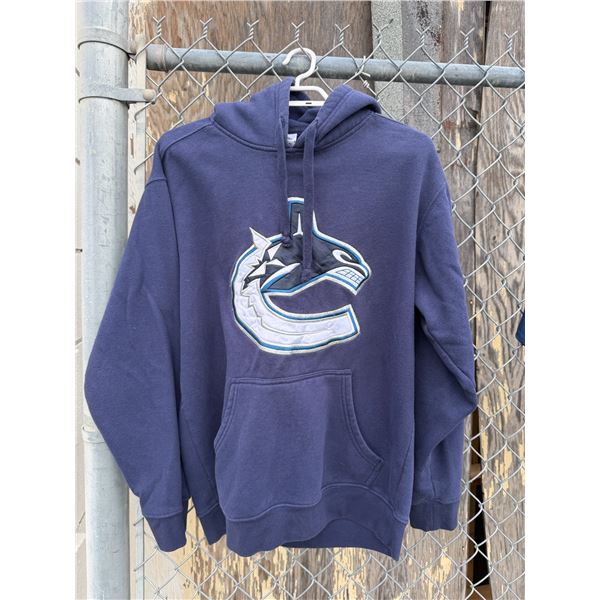 Canucks hoodie size medium