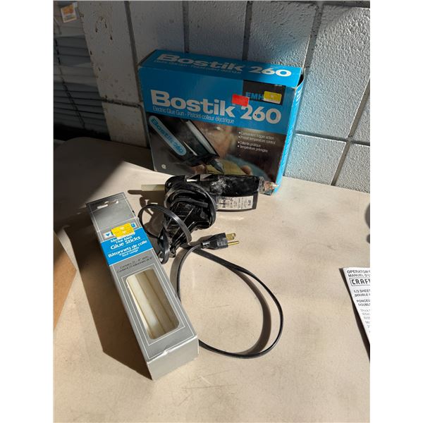 Electric glue gun with glue sticks