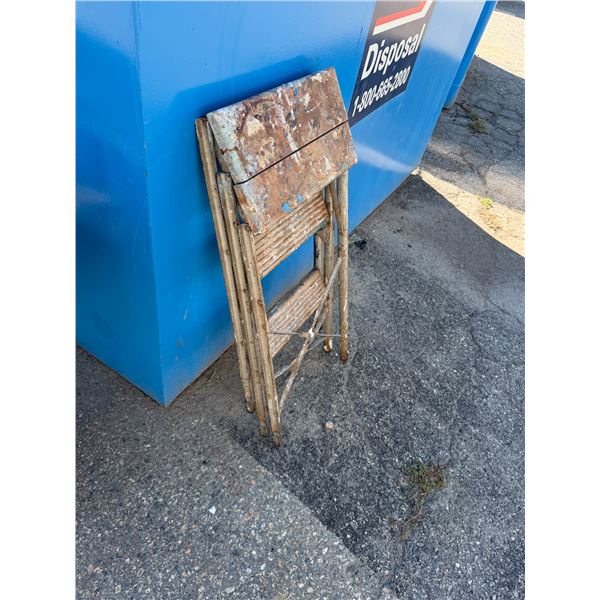 Folding step ladder