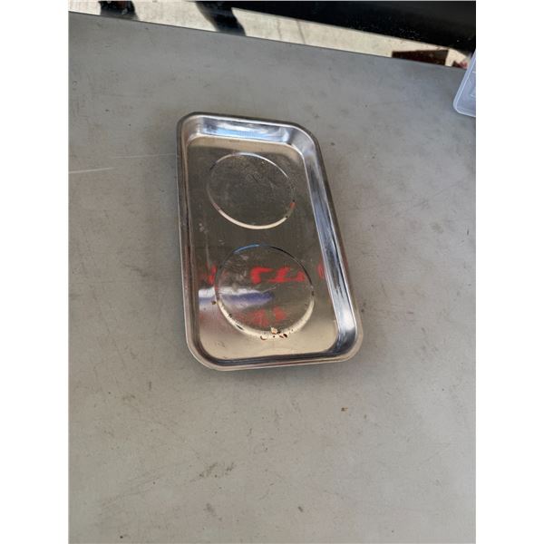 Magnetic tray