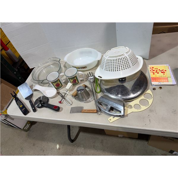 Kitchen items, spoon rest, baking pans, et