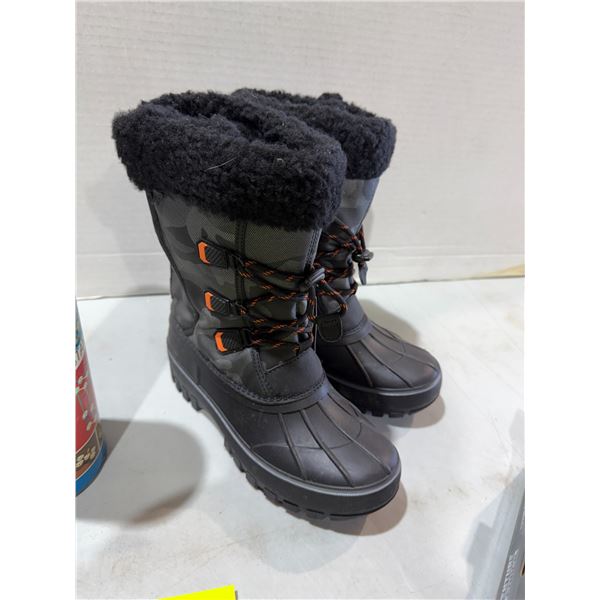 Boots size 4