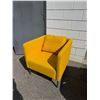 Image 1 : Yellow chair