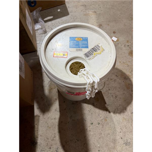 Plastic chain 1/4 full