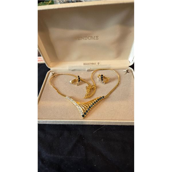 Necklace and earrings with screwback