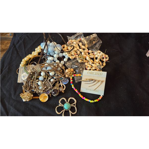 Large lot of assorted jewlery