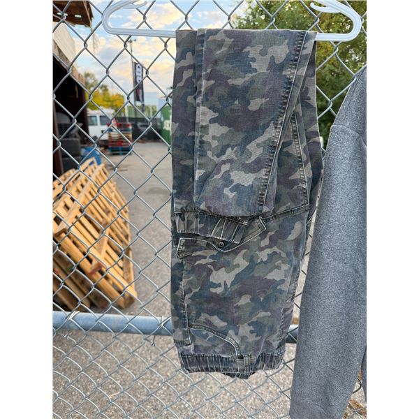 Camo pants size large/32