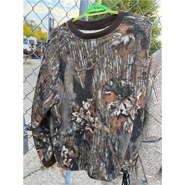 Camo sweatshirt, size XL doesn't look XL to me