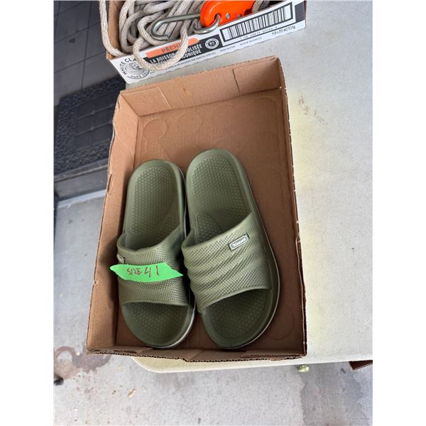 KAUAI slides size 40
