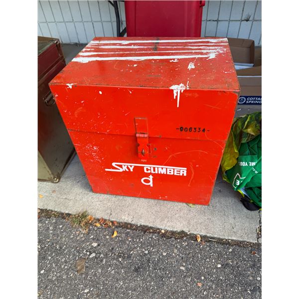 Metal toolbox 19 1/2" x 15" x 20 1/2"