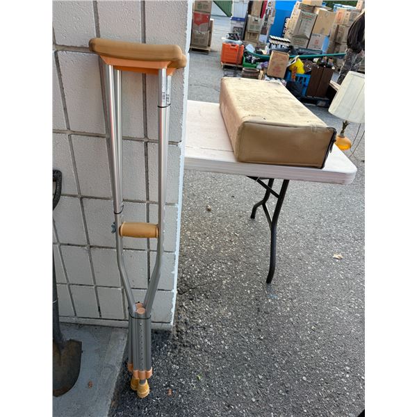 Children's adjustable crutches