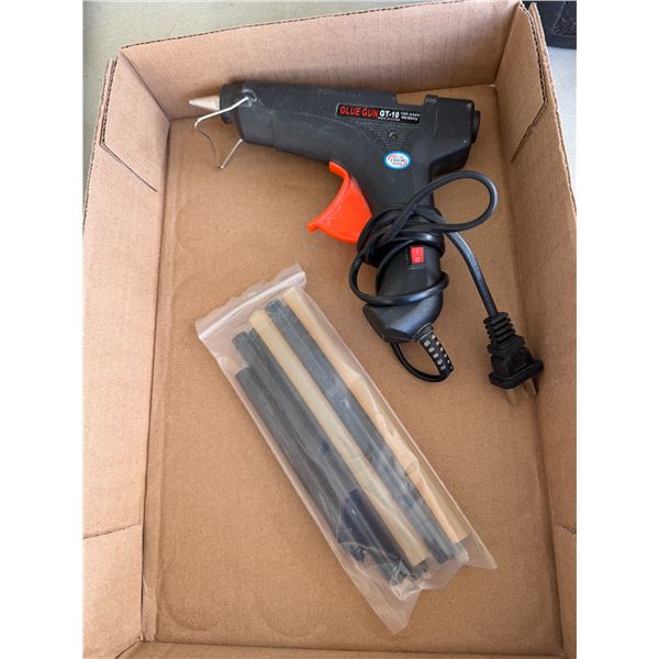 Glue gun with glue sticks
