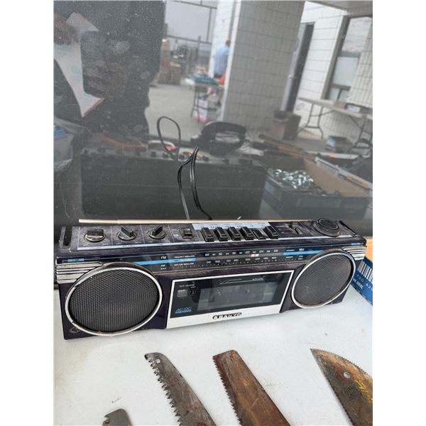 Vintage Sanyo, AC – DC cassette radio