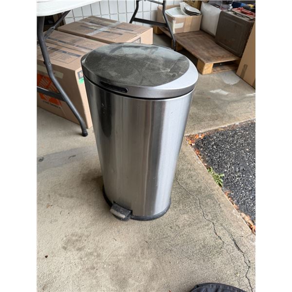 Garbage can