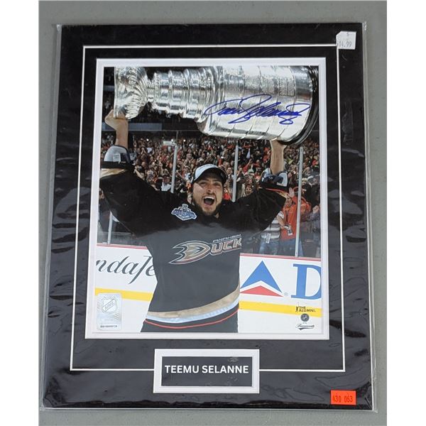Autographed NHL Anaheim Ducks Teemu Selanne Stanley Cup Picture w/ COA
