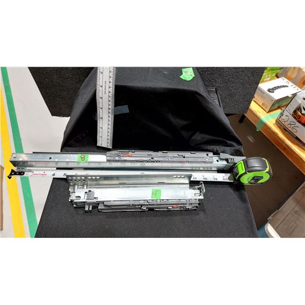 LOT DE 12 GLISSIÈRES DE TIROIR À EXTENSION, FORMATS ASSORTIS