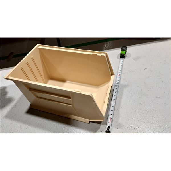 BAC EN PLASTIQUE EMPILABLE, 18 × 11 × 10 PO