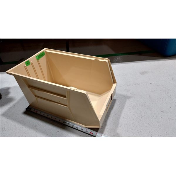 BAC EN PLASTIQUE EMPILABLE, 18 × 11 × 10 PO