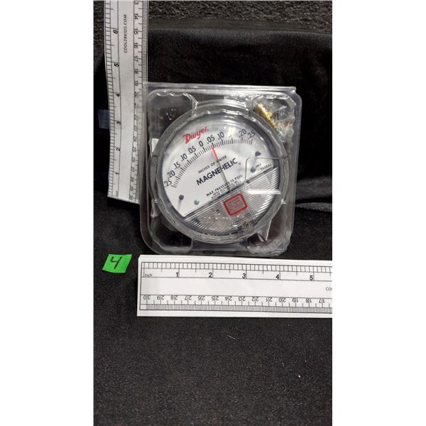 MANOMÈTRES DIFFÉRENTIELS DWYER MAGNEHELIC, PRESSION MAX. DE 15 PSIG