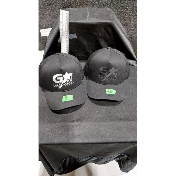 LOT DE 34 CASQUETTES — VOIR PHOTOS