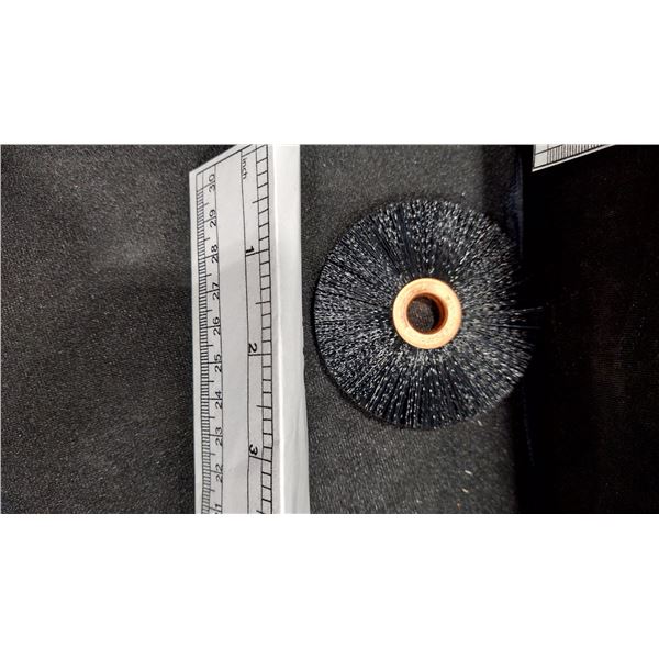 LOT DE 13 BROSSES EN NYLON POUR MEULEUSE