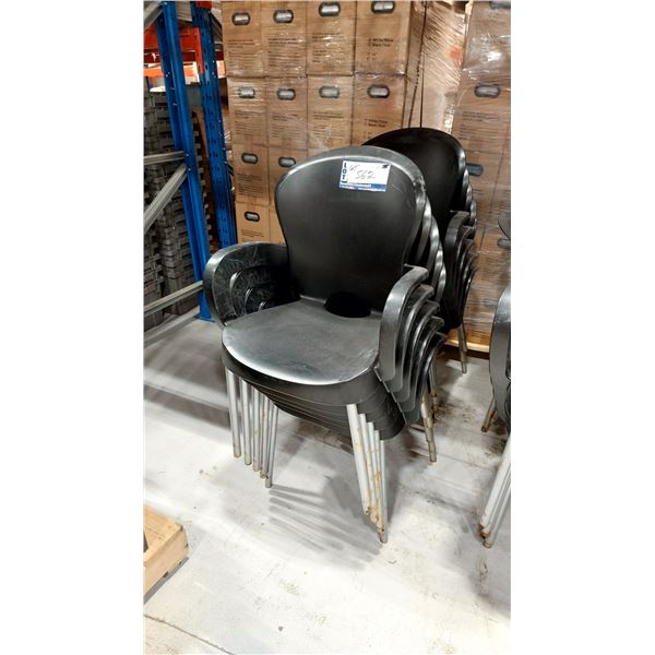 LOT DE 10 CHAISES EN PLASTIQUE, DOSSIER DE STYLE RESTAURANT