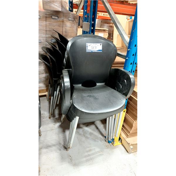LOT DE 10 CHAISES EN PLASTIQUE, DOSSIER DE STYLE RESTAURANT