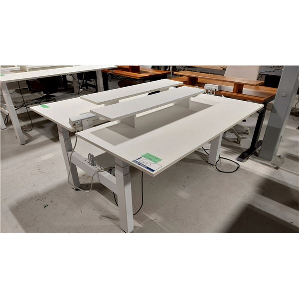 LOT DE 2 TABLES DE TRAVAIL RÉGLABLES ELEC AVEC TABLETTE, 60 X 28 PO, HAUTEUR DE 24 À 48 PO