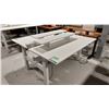 Image 1 : LOT DE 2 TABLES DE TRAVAIL RÉGLABLES ELEC AVEC TABLETTE, 60 X 28 PO, HAUTEUR DE 24 À 48 PO