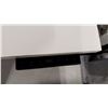 Image 3 : LOT DE 2 TABLES DE TRAVAIL RÉGLABLES ELEC AVEC TABLETTE, 60 X 28 PO, HAUTEUR DE 24 À 48 PO