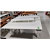 Image 4 : LOT DE 2 TABLES DE TRAVAIL RÉGLABLES ELEC AVEC TABLETTE, 60 X 28 PO, HAUTEUR DE 24 À 48 PO