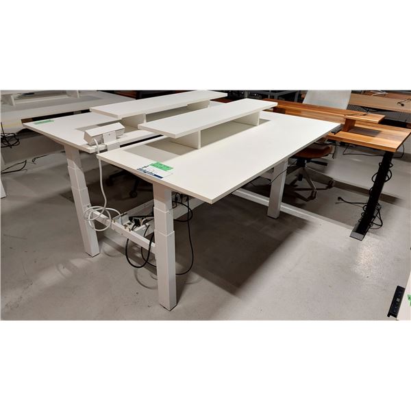 LOT DE 2 TABLES DE TRAVAIL RÉGLABLES ELEC AVEC TABLETTE, 60 X 28 PO, HAUTEUR DE 24 À 48 PO