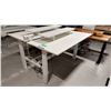 Image 1 : LOT DE 2 TABLES DE TRAVAIL RÉGLABLES ELEC AVEC TABLETTE, 60 X 28 PO, HAUTEUR DE 24 À 48 PO