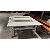 Image 3 : LOT DE 2 TABLES DE TRAVAIL RÉGLABLES ELEC AVEC TABLETTE, 60 X 28 PO, HAUTEUR DE 24 À 48 PO