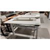 Image 4 : LOT DE 2 TABLES DE TRAVAIL RÉGLABLES ELEC AVEC TABLETTE, 60 X 28 PO, HAUTEUR DE 24 À 48 PO