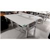Image 1 : LOT DE 2 TABLES DE TRAVAIL RÉGLABLES ELEC AVEC TABLETTE, 60 X 28 PO, HAUTEUR DE 24 À 48 PO