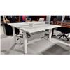 Image 2 : LOT DE 2 TABLES DE TRAVAIL RÉGLABLES ELEC AVEC TABLETTE, 60 X 28 PO, HAUTEUR DE 24 À 48 PO