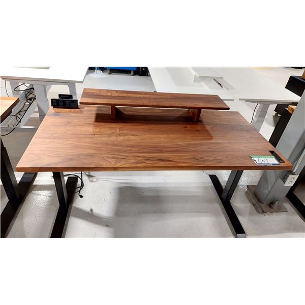TABLE DE TRAVAIL EN BOIS RÉGLABLE ELECT. AVEC TABLETTE, 60 X 30 PO, HAUTEUR DE 24 À 48 PO