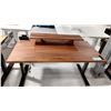 Image 1 : TABLE DE TRAVAIL EN BOIS RÉGLABLE ELECT. AVEC TABLETTE, 60 X 30 PO, HAUTEUR DE 24 À 48 PO
