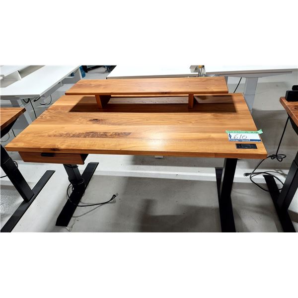 TABLE DE TRAVAIL EN BOIS RÉGLABLE ELECT. AVEC TABLETTE, 60 X 30 PO, HAUTEUR DE 24 À 48 PO