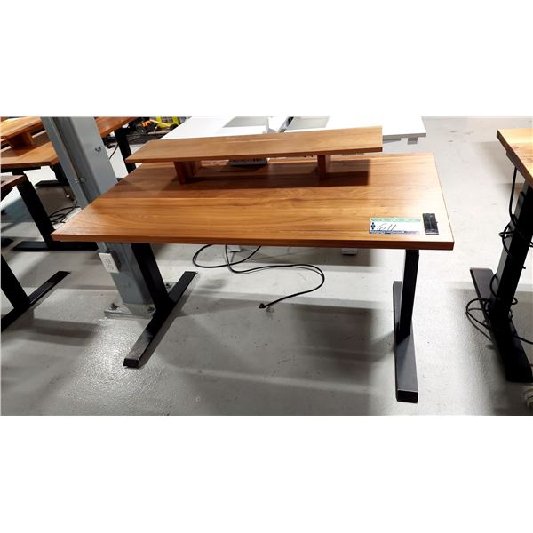 TABLE DE TRAVAIL EN BOIS RÉGLABLE ELECT. AVEC TABLETTE, 60 X 30 PO, HAUTEUR DE 24 À 48 PO