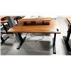 Image 1 : TABLE DE TRAVAIL EN BOIS RÉGLABLE ELECT. AVEC TABLETTE, 60 X 30 PO, HAUTEUR DE 24 À 48 PO