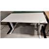Image 1 : TABLE DE TRAVAIL RÉGLABLE ELECT., 60 X 30 PO, HAUTEUR DE 24 À 48 PO