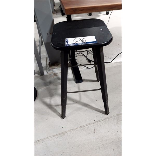 BANC EN MÉTAL RÉGLABLE DE 22 À 32 PO